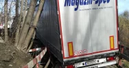 Ciężarówką wjechał na most dla samochodów osobowych - zdjęcie 2