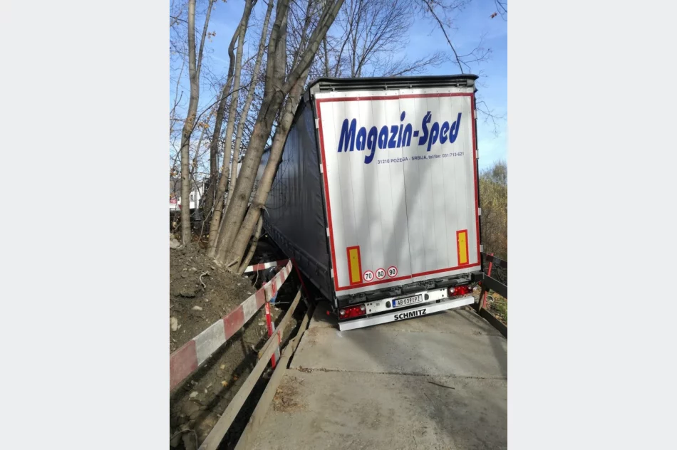 Ciężarówką wjechał na most dla samochodów osobowych - zdjęcie 2