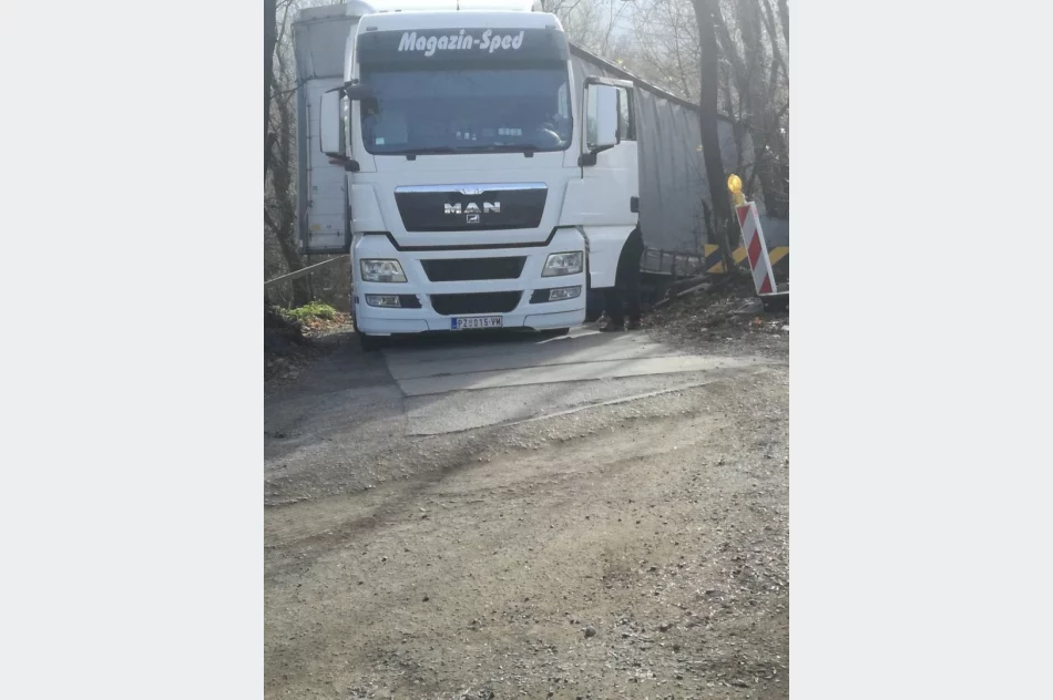 Ciężarówką wjechał na most dla samochodów osobowych - zdjęcie 3