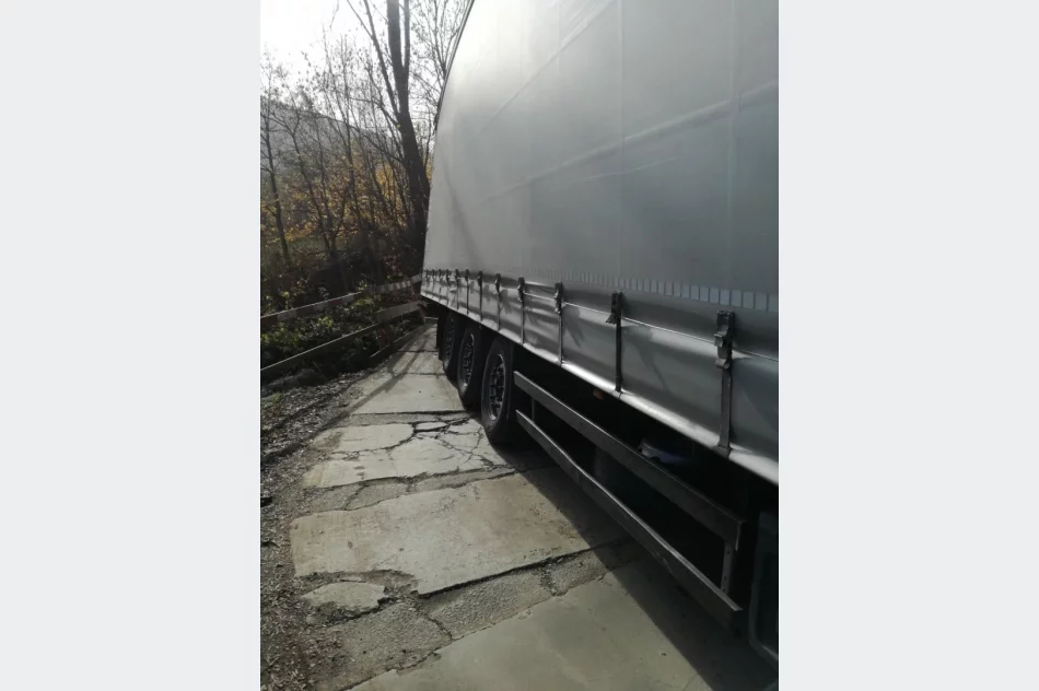 Ciężarówką wjechał na most dla samochodów osobowych - zdjęcie 4