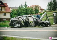 Dwie osoby trafiły do szpitala po zderzeniu aut - zdjęcie główne