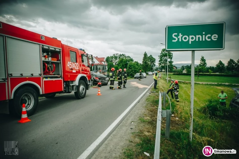 Dwie osoby trafiły do szpitala po zderzeniu aut - zdjęcie 4