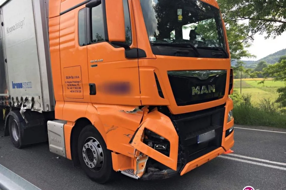 Ciężarówka zderzyła się z samochodem osobowym - zdjęcie 2