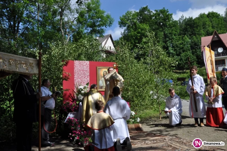 Z monstrancją po osiedlach wioski - zdjęcie 2