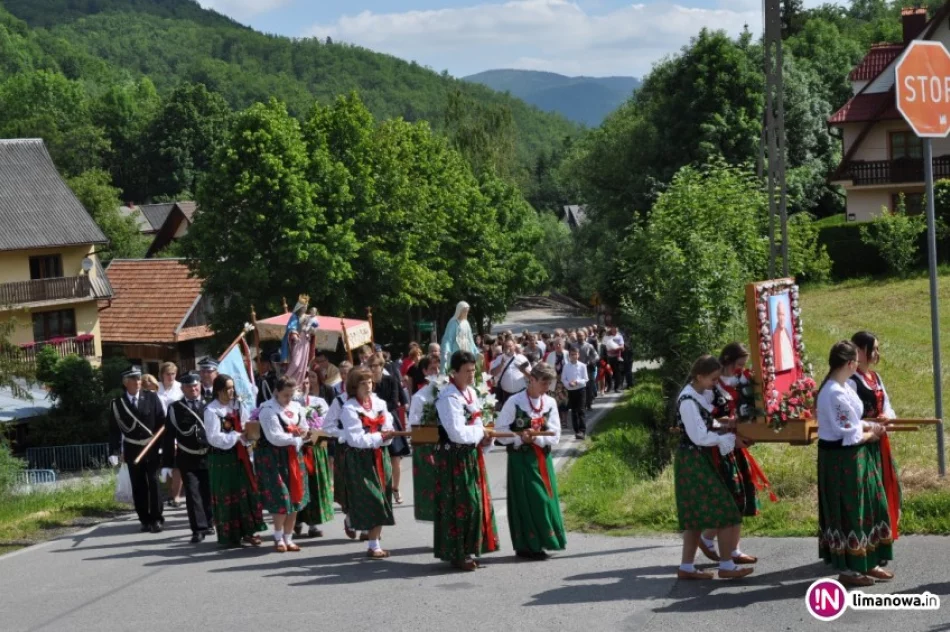 Z monstrancją po osiedlach wioski - zdjęcie 3