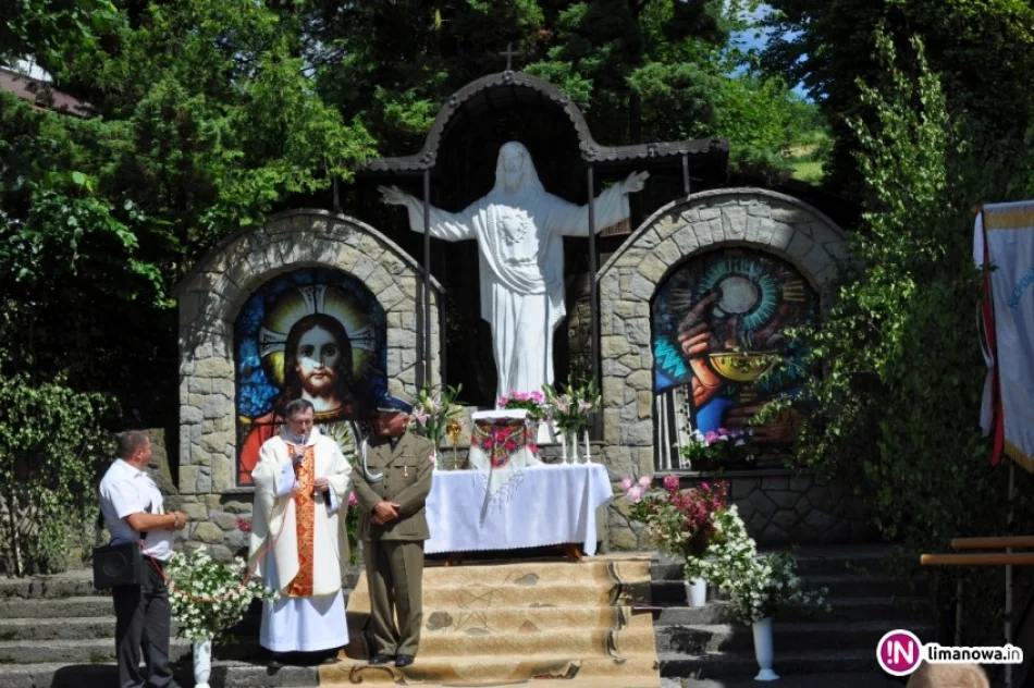 Z monstrancją po osiedlach wioski - zdjęcie 4