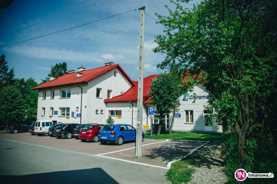 Słup stoi... na środku miejsca dla niepełnosprawnych - zdjęcie 2