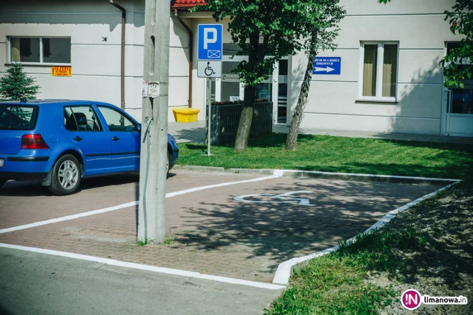 Słup stoi... na środku miejsca dla niepełnosprawnych - zdjęcie 3