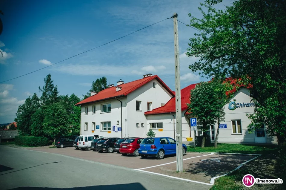 Słup stoi... na środku miejsca dla niepełnosprawnych - zdjęcie 4