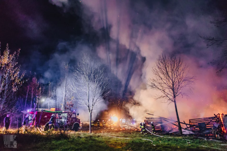 Nocny pożar na pograniczu dwóch powiatów - zdjęcie 10