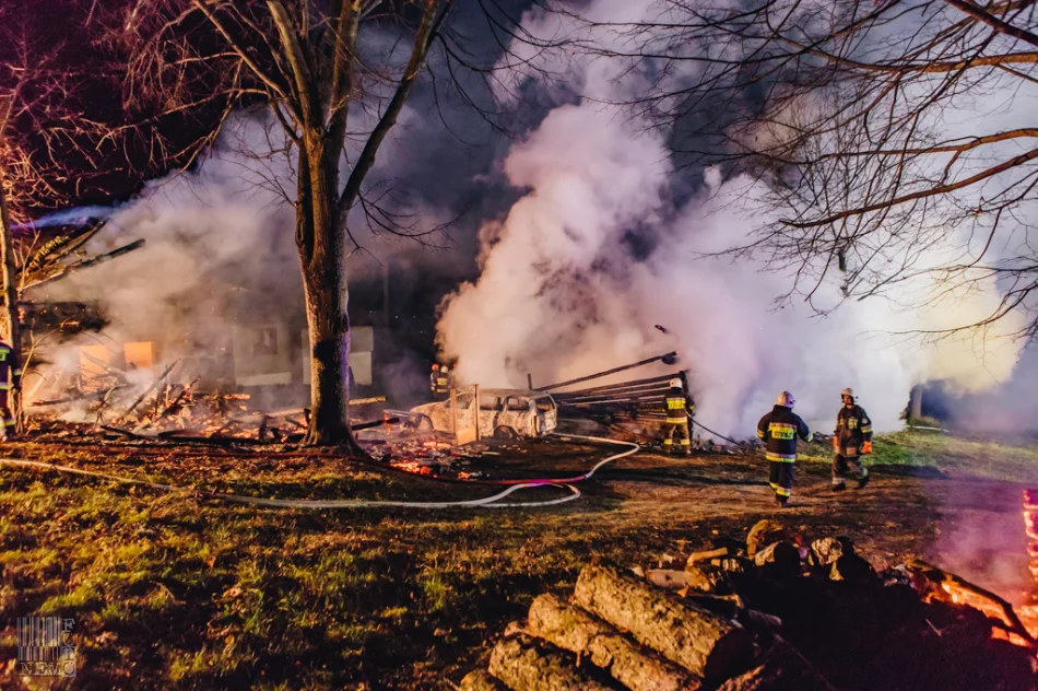 Nocny pożar na pograniczu dwóch powiatów - zdjęcie 12