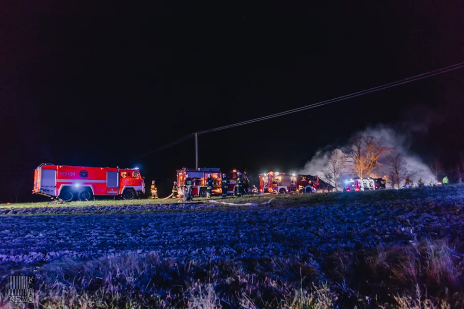 Nocny pożar na pograniczu dwóch powiatów - zdjęcie 17