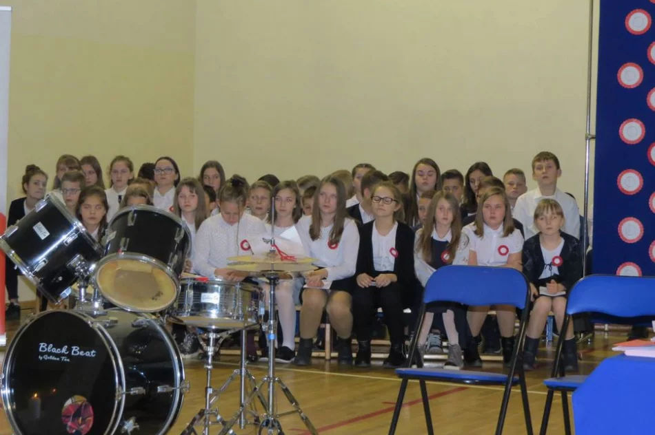 Wieczornica patriotyczna w Szkole Podstawowej nr 1 w Starej Wsi - zdjęcie 13