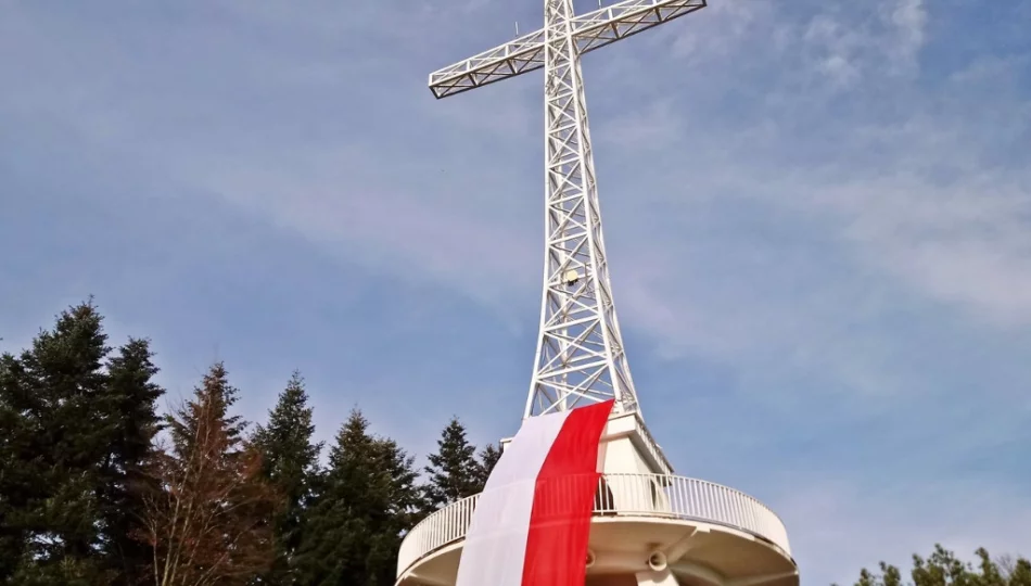 Barwy narodowe na Milenijnym Krzyżu - zdjęcie 1