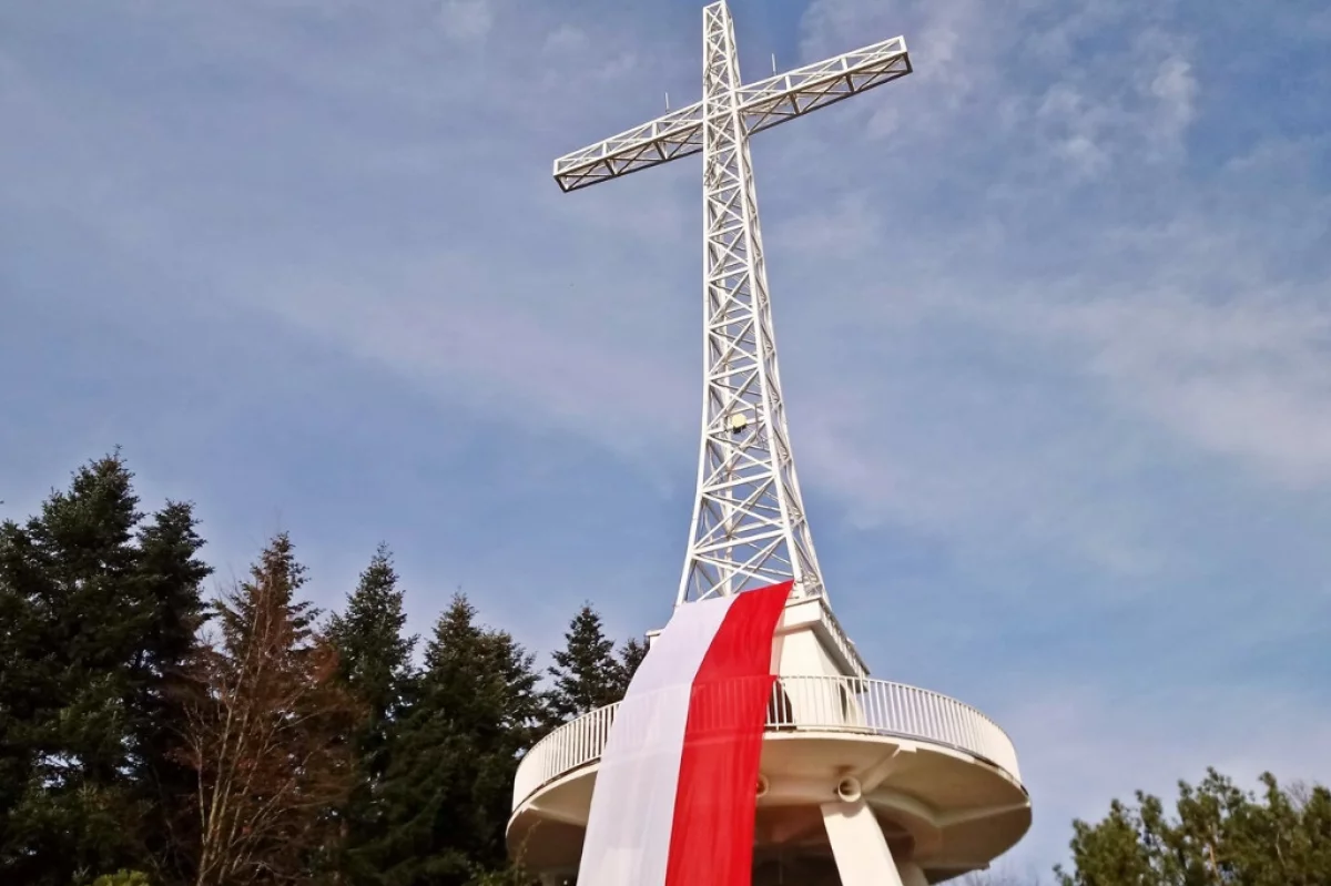 Barwy narodowe na Milenijnym Krzyżu