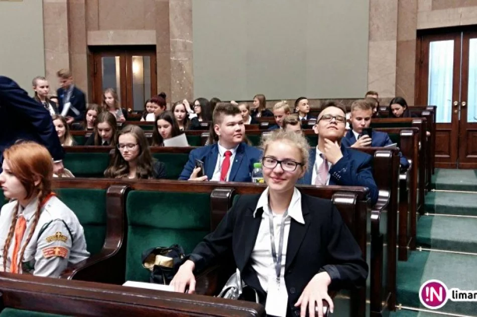 Uczennice z 'czwórki' posłankami na XXIII sesji Sejmu Dzieci i Młodzieży - zdjęcie 2