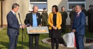 Dąb, kapsuła czasu i konkurs słodkości dla Niepodległej – w ZSTI już świętują - zdjęcie 2