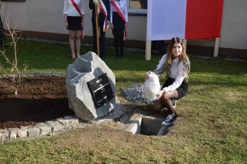 Dąb, kapsuła czasu i konkurs słodkości dla Niepodległej – w ZSTI już świętują - zdjęcie 3