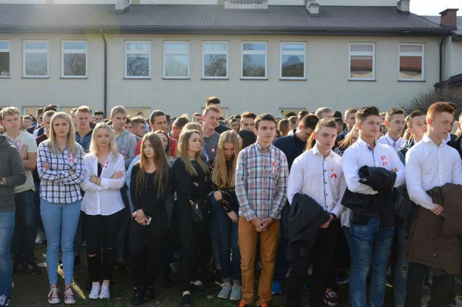 Dąb, kapsuła czasu i konkurs słodkości dla Niepodległej – w ZSTI już świętują - zdjęcie 4