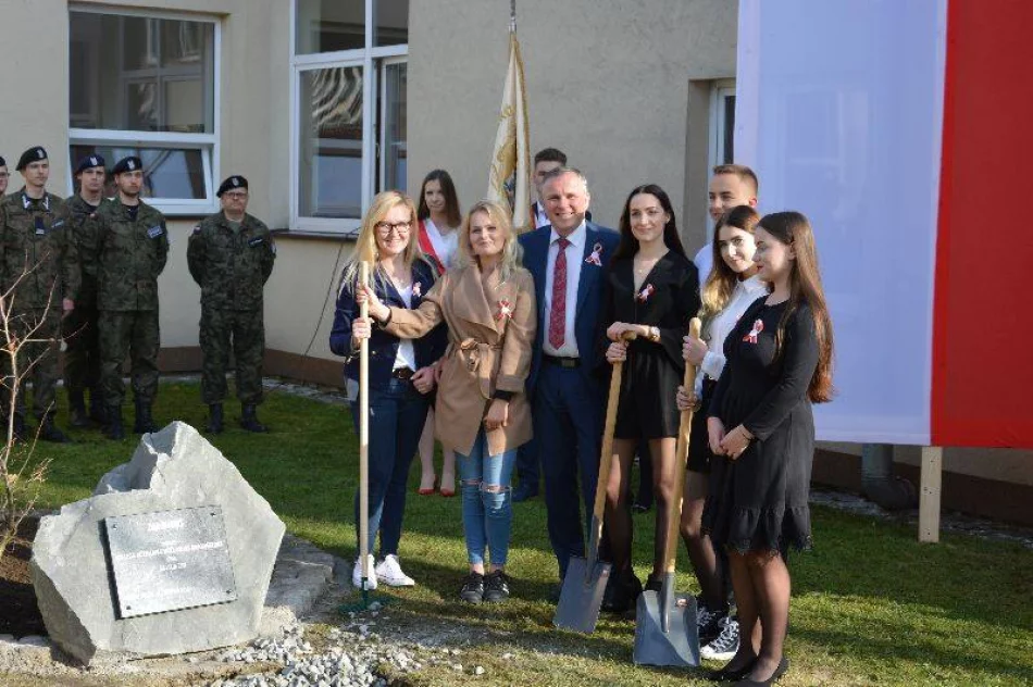 Dąb, kapsuła czasu i konkurs słodkości dla Niepodległej – w ZSTI już świętują - zdjęcie 5