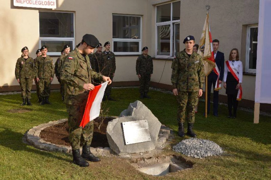 Dąb, kapsuła czasu i konkurs słodkości dla Niepodległej – w ZSTI już świętują - zdjęcie 6