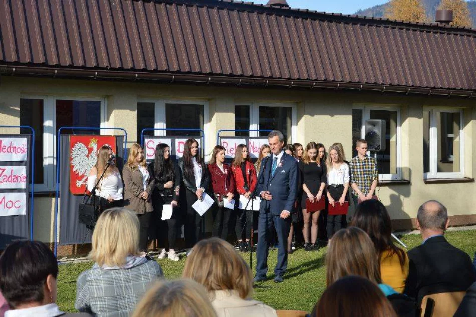 Dąb, kapsuła czasu i konkurs słodkości dla Niepodległej – w ZSTI już świętują - zdjęcie 7