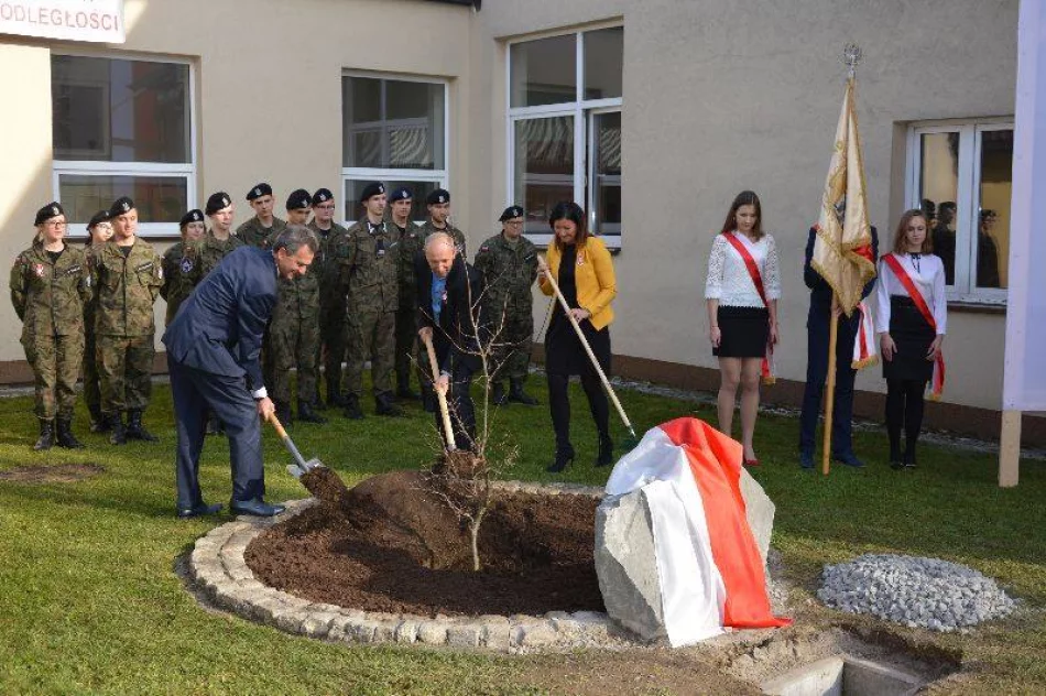 Dąb, kapsuła czasu i konkurs słodkości dla Niepodległej – w ZSTI już świętują - zdjęcie 8