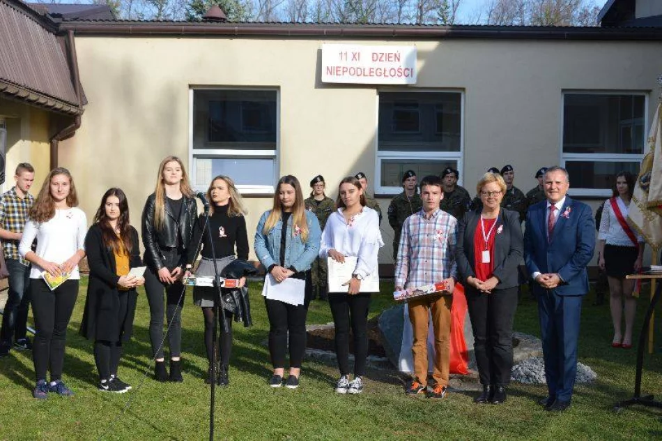 Dąb, kapsuła czasu i konkurs słodkości dla Niepodległej – w ZSTI już świętują - zdjęcie 9