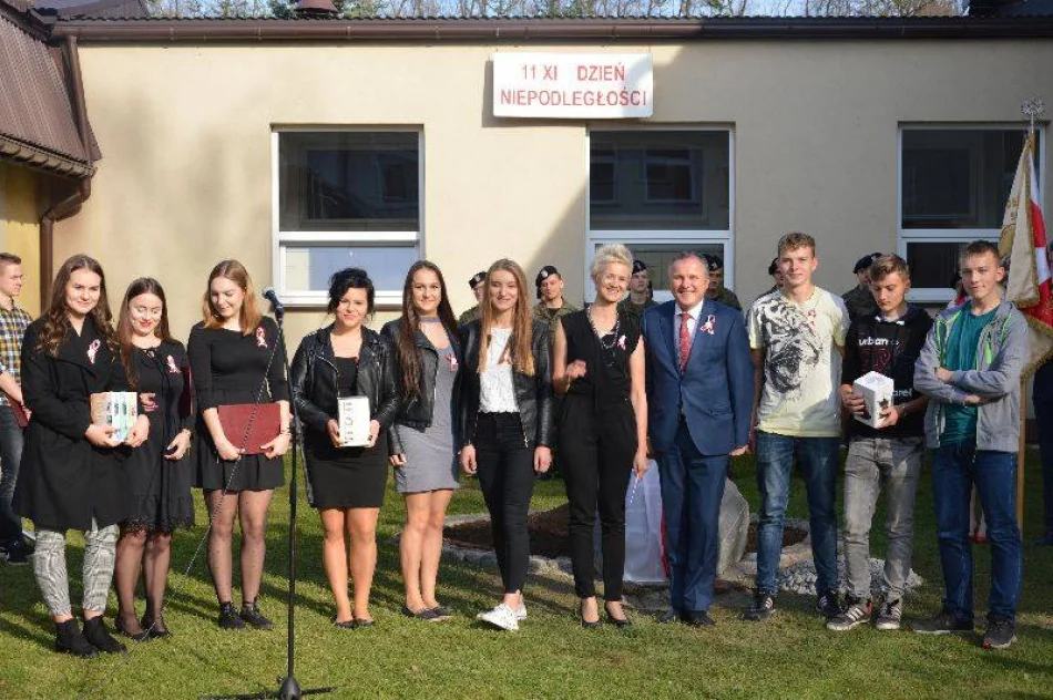 Dąb, kapsuła czasu i konkurs słodkości dla Niepodległej – w ZSTI już świętują - zdjęcie 10