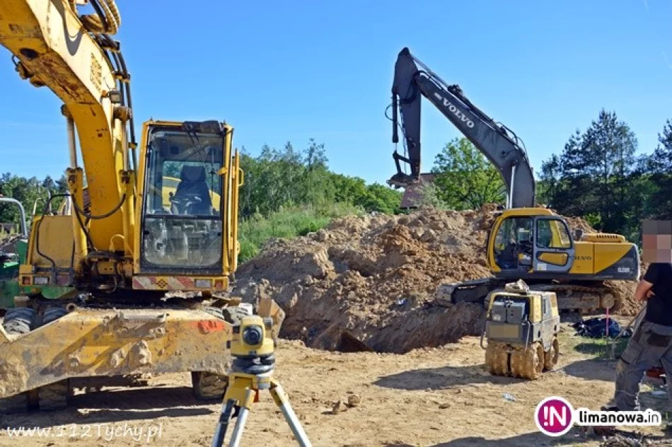 Łyżka koparki spadła na 68-latka. W wypadku w Tychach zginął mieszkaniec Limanowszczyzny - zdjęcie 2