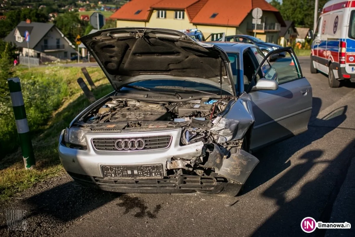 Audi zderzyło się z VW. Jedna osoba trafiła do szpitala