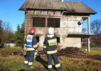 Strażacy ugasili pożar niezamieszkałego budynku - zdjęcie główne