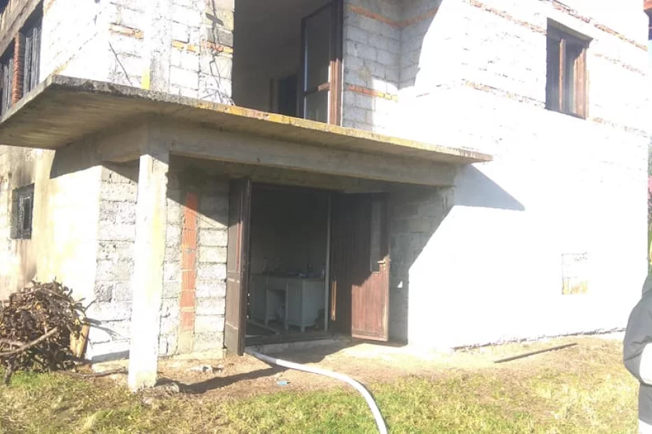 Strażacy ugasili pożar niezamieszkałego budynku - zdjęcie 5