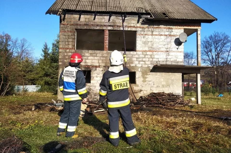 Strażacy ugasili pożar niezamieszkałego budynku - zdjęcie 7