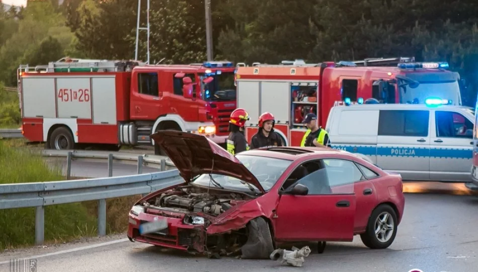 Zderzenie na łuku drogi, 7 osób w szpitalu - zdjęcie 1