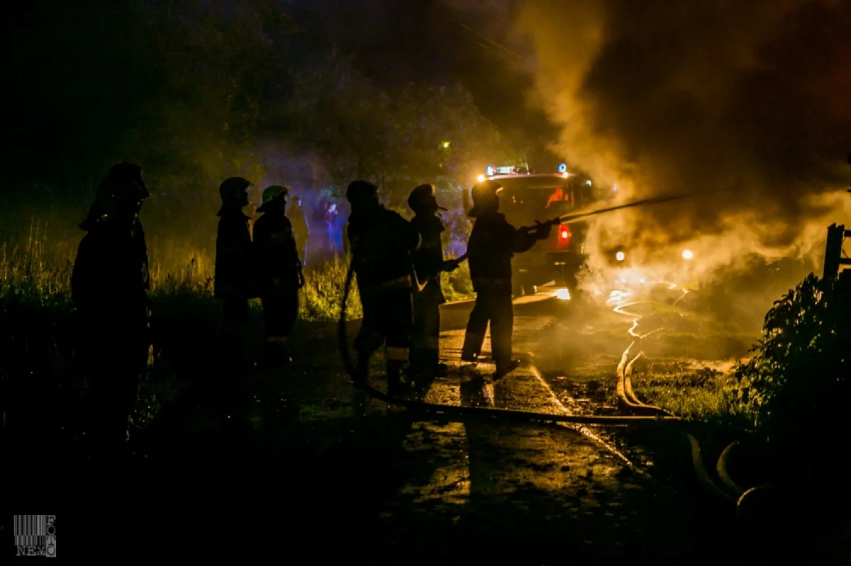 46 strażaków gasiło nocy pożar domu