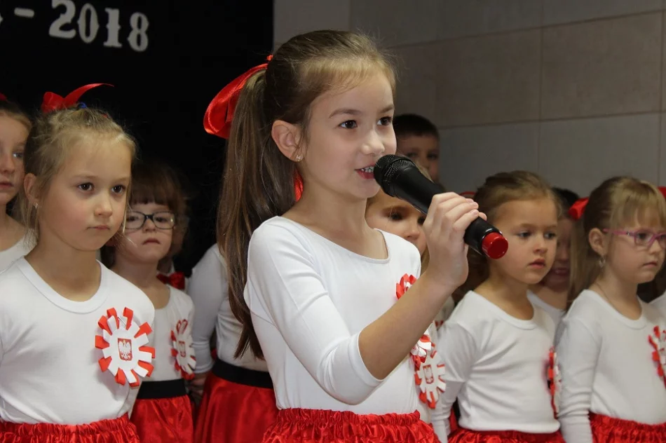 Uroczysta akademia z okazji 100-lecia odzyskania przez Polskę Niepodległości - zdjęcie 4