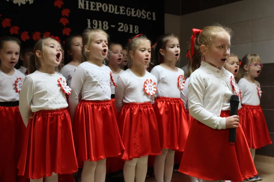 Uroczysta akademia z okazji 100-lecia odzyskania przez Polskę Niepodległości - zdjęcie 7