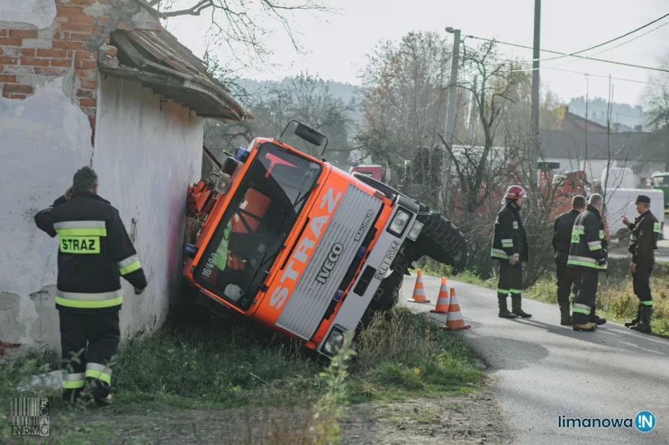 Specjalistyczny holownik wyciągał samochód OSP - zdjęcie 2