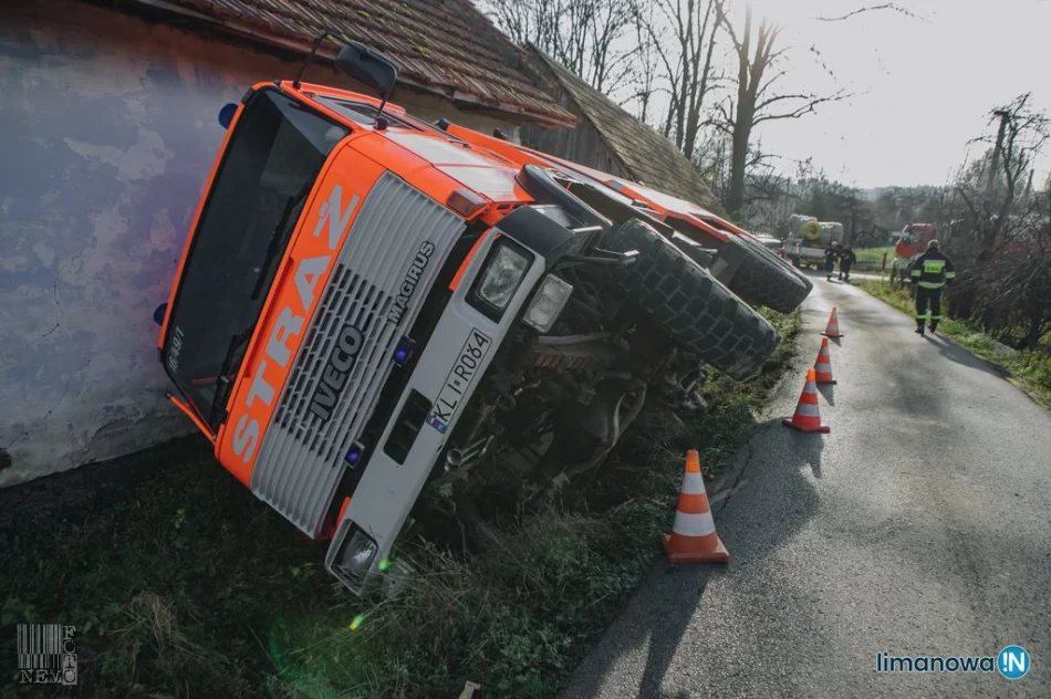 Specjalistyczny holownik wyciągał samochód OSP - zdjęcie 3