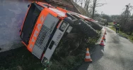 Specjalistyczny holownik wyciągał samochód OSP - zdjęcie 3