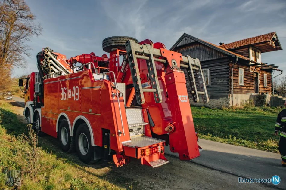 Specjalistyczny holownik wyciągał samochód OSP - zdjęcie 7