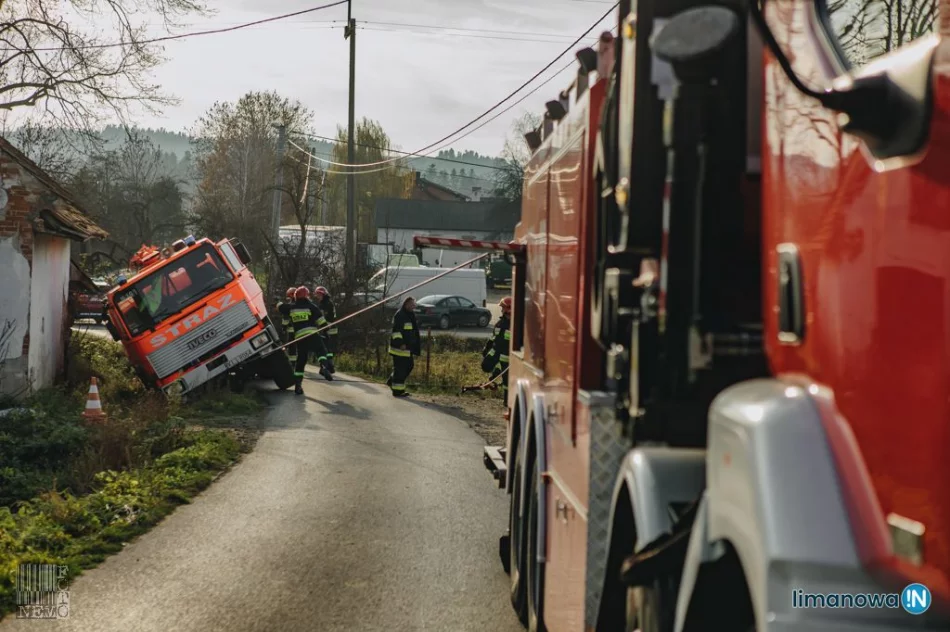 Specjalistyczny holownik wyciągał samochód OSP - zdjęcie 9