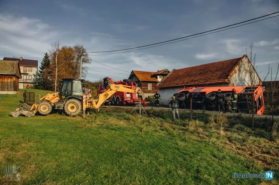 Specjalistyczny holownik wyciągał samochód OSP - zdjęcie 14