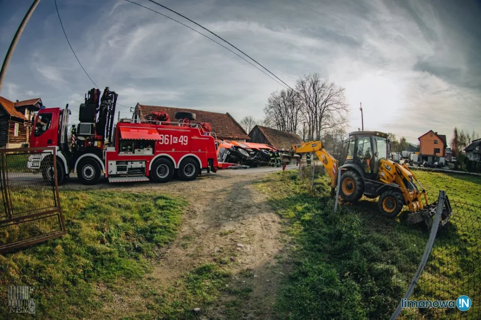 Specjalistyczny holownik wyciągał samochód OSP - zdjęcie 15