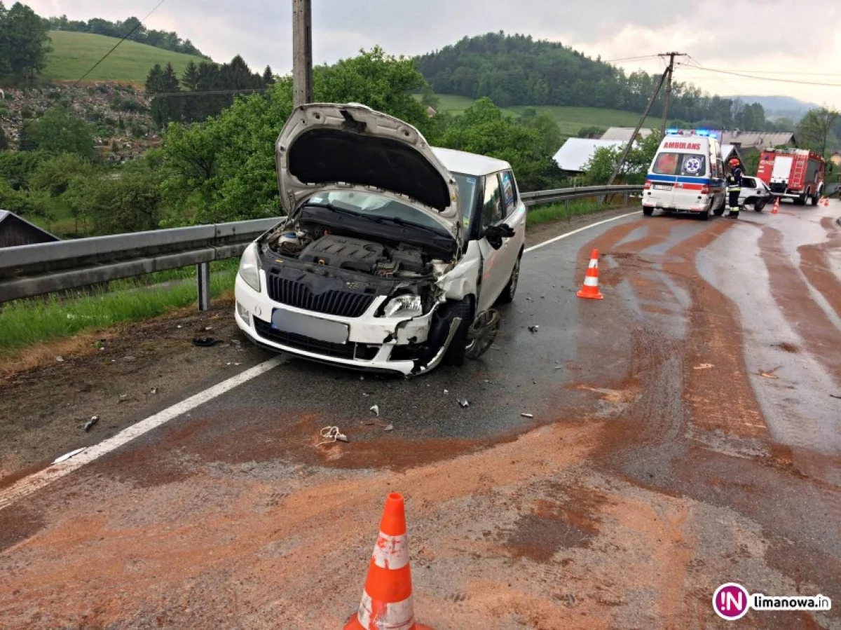 Zderzenie Skody i Toyoty, 49-letni kierowca w szpitalu