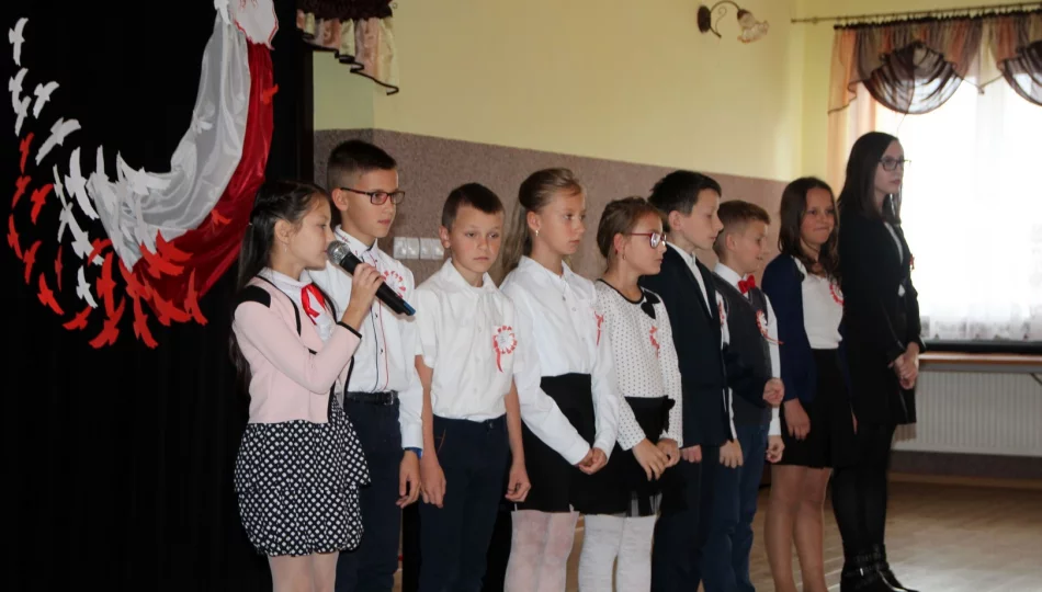 Uczniowie z Wysokiego uczcili setną rocznicę oddzyskania niepodległości przez Polskę  - zdjęcie 1