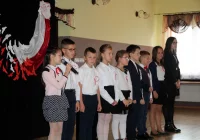 Uczniowie z Wysokiego uczcili setną rocznicę oddzyskania niepodległości przez Polskę  - zdjęcie główne