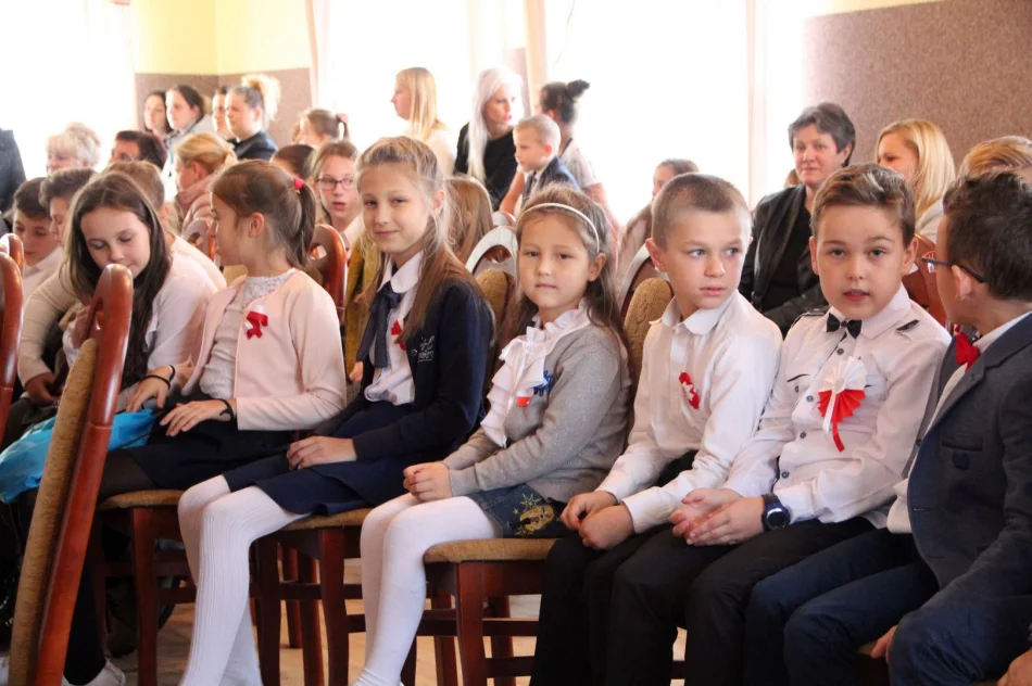Uczniowie z Wysokiego uczcili setną rocznicę oddzyskania niepodległości przez Polskę  - zdjęcie 2