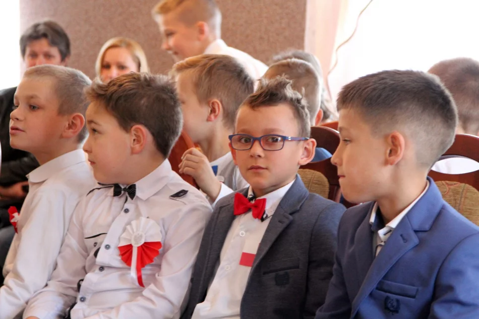 Uczniowie z Wysokiego uczcili setną rocznicę oddzyskania niepodległości przez Polskę  - zdjęcie 6